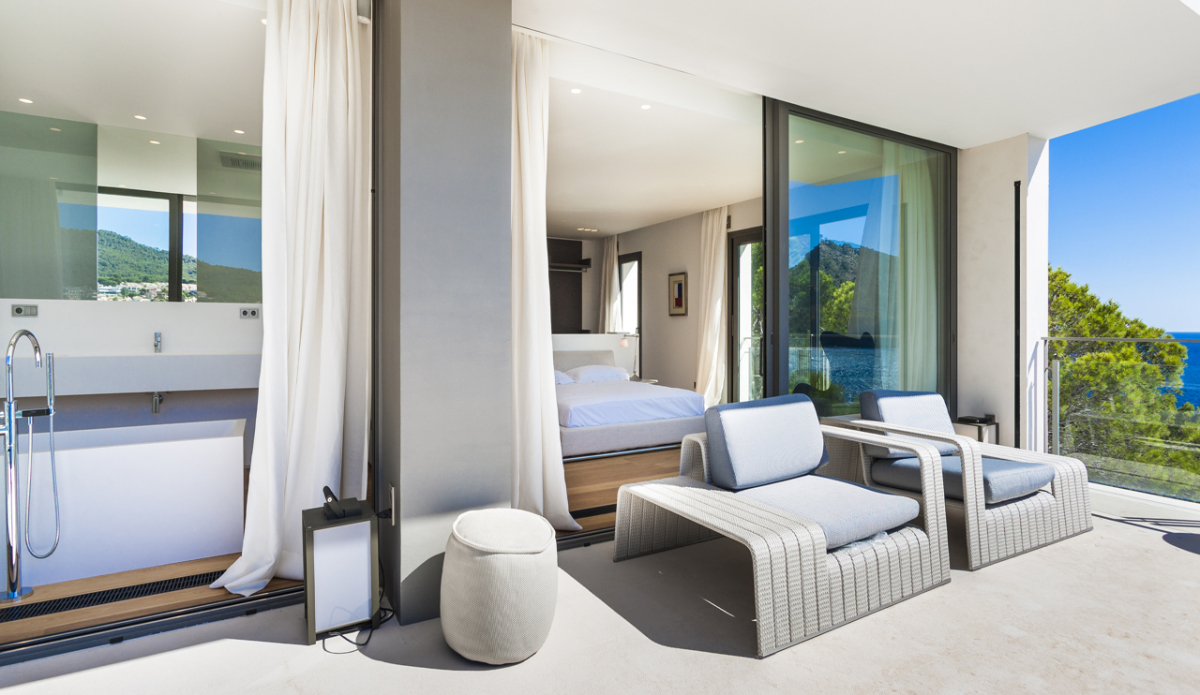 mallorca-has-a-brand-new-luxury-villa-on-offer-camp-de-mar-660